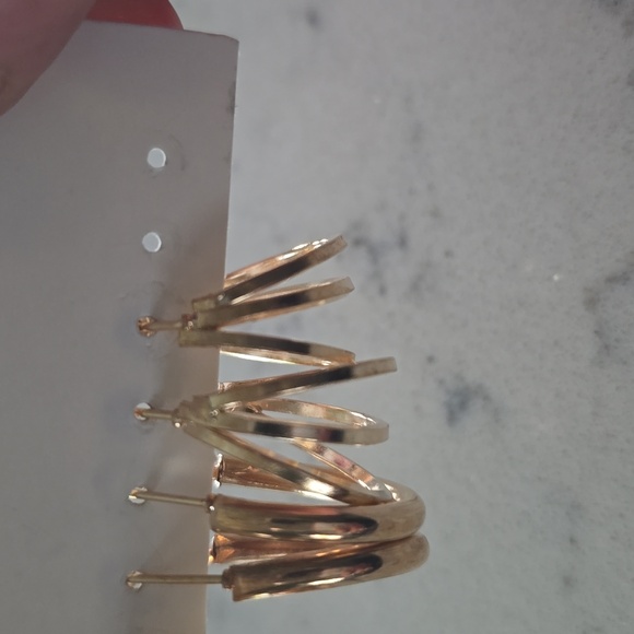 5 pair of fashion earrings. - Picture 3 of 4